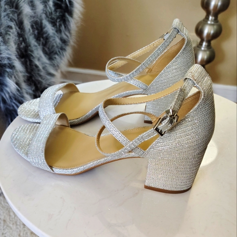 🆕⭐ Micheal Kors Silver Sandals - Picture 5 of 11